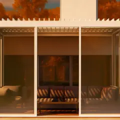 Nowoczesna pergola z wygodnymi sofami w środku. Dowiedz się, jak zakotwić pergolę, by cieszyć się nią latami.
