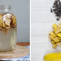Słoik z wodą i kawałkami banana, obok stosy pokrojonych skórek i wysuszonych resztek, gotowych na nawóz z banana.