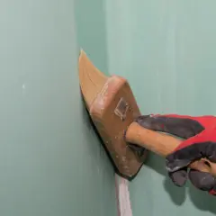 Jaki grunt pod gips szpachlowy wybrać, aby uniknąć problemów?