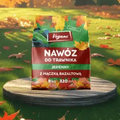 Jesienny nawóz do trawnika Vegano z mączką bazaltową, który zawiera superfosfat, na tle jesiennego ogrodu.