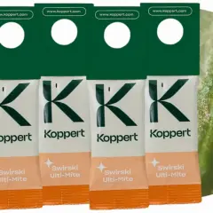 Pięć opakowań Koppert Swirski Ulti-Mite, z bliska widać maleńkiego dobroczyńca – roztocza.