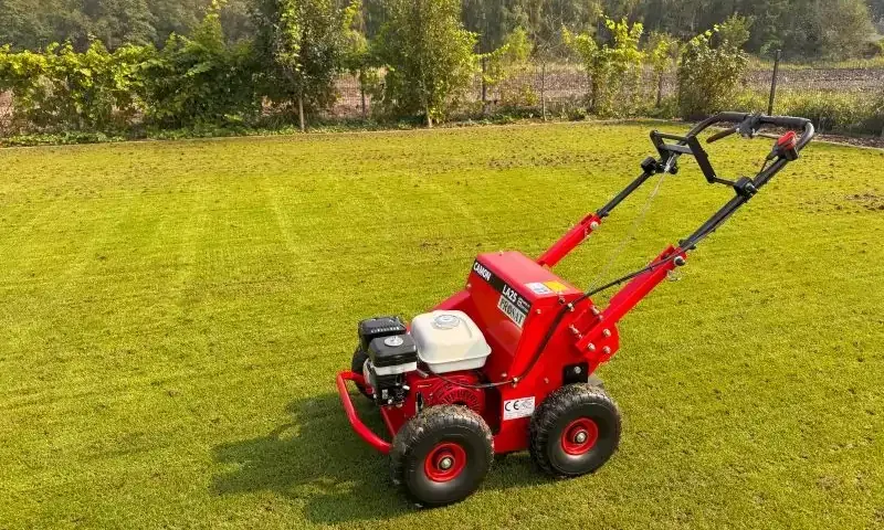 Wertykulacja i aeracja trawnika do kiedy – uniknij błędów w pielęgnacji